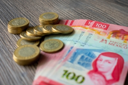 100-peso Mexican banknotes and 10-peso coins