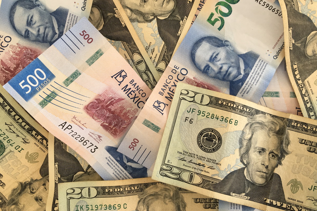 Mexican peso and US dollar banknotes