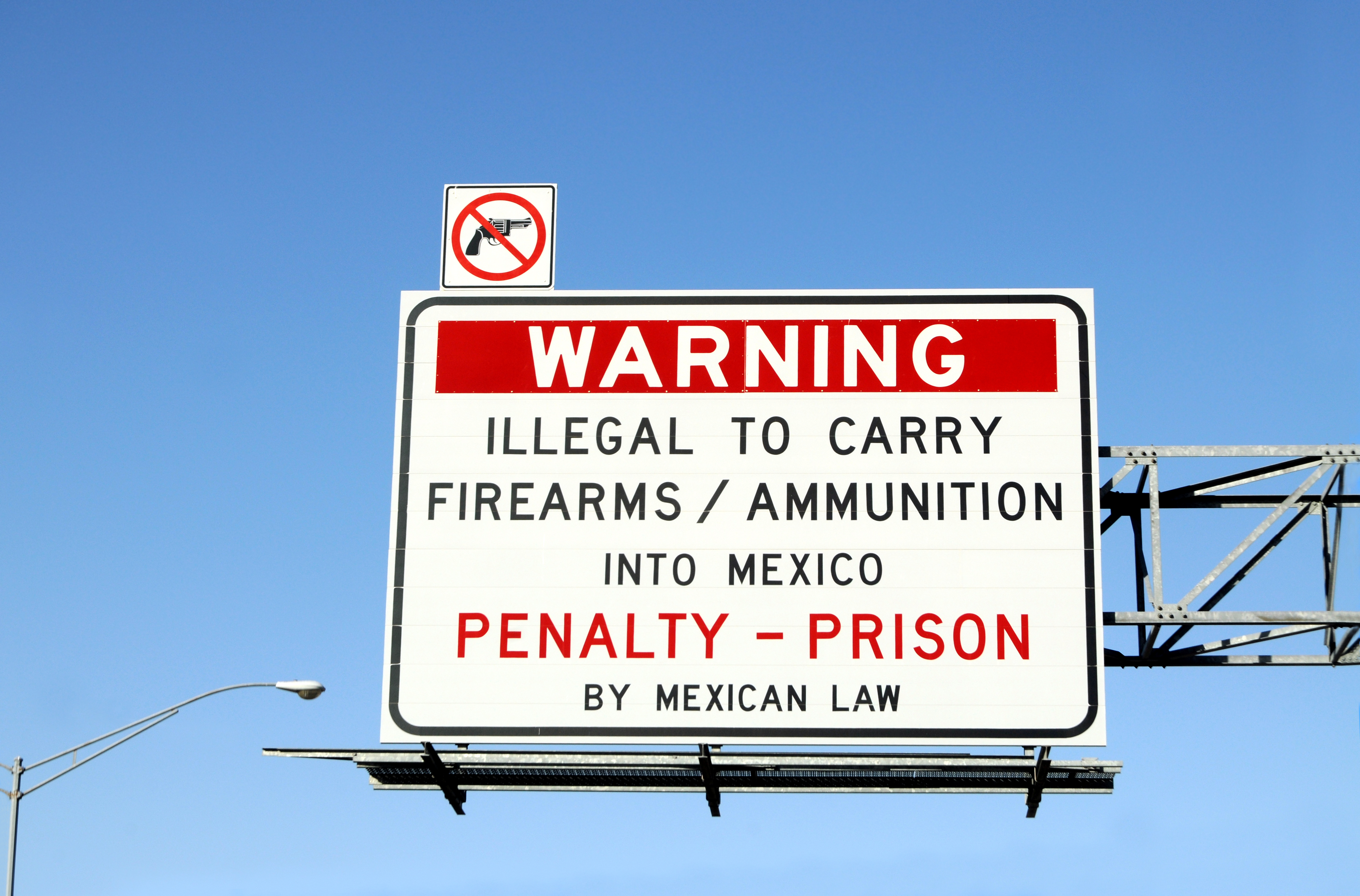 Warning Sign at Mexican Border: No Guns Allowed