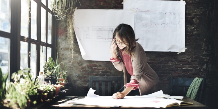 Woman talking on the telephone